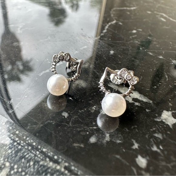 Hello Kitty Crystal PEARL STUD Earrings with Gift Bag - Picture 5 of 8